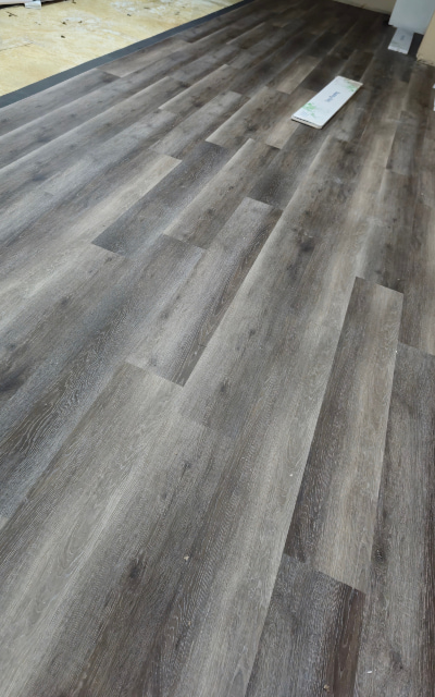 Installation de plancher flottant - Salon moderne