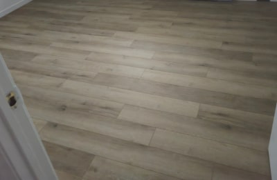 Installation de plancher flottant - Cuisine contemporaine